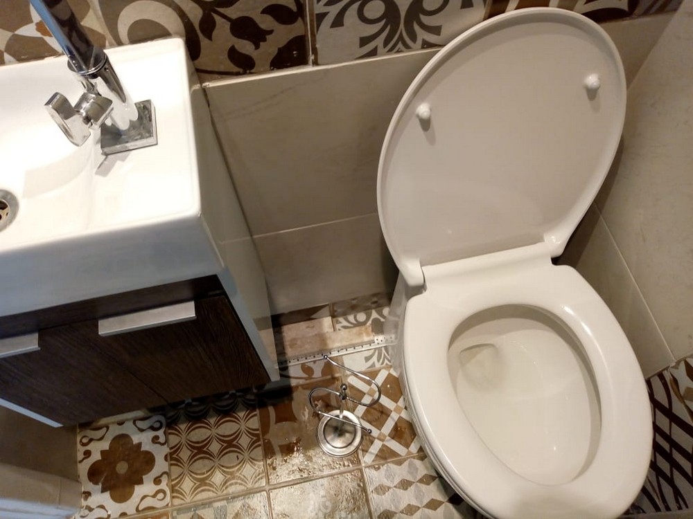 Установка Sanicompact C43 в углу детской комнаты