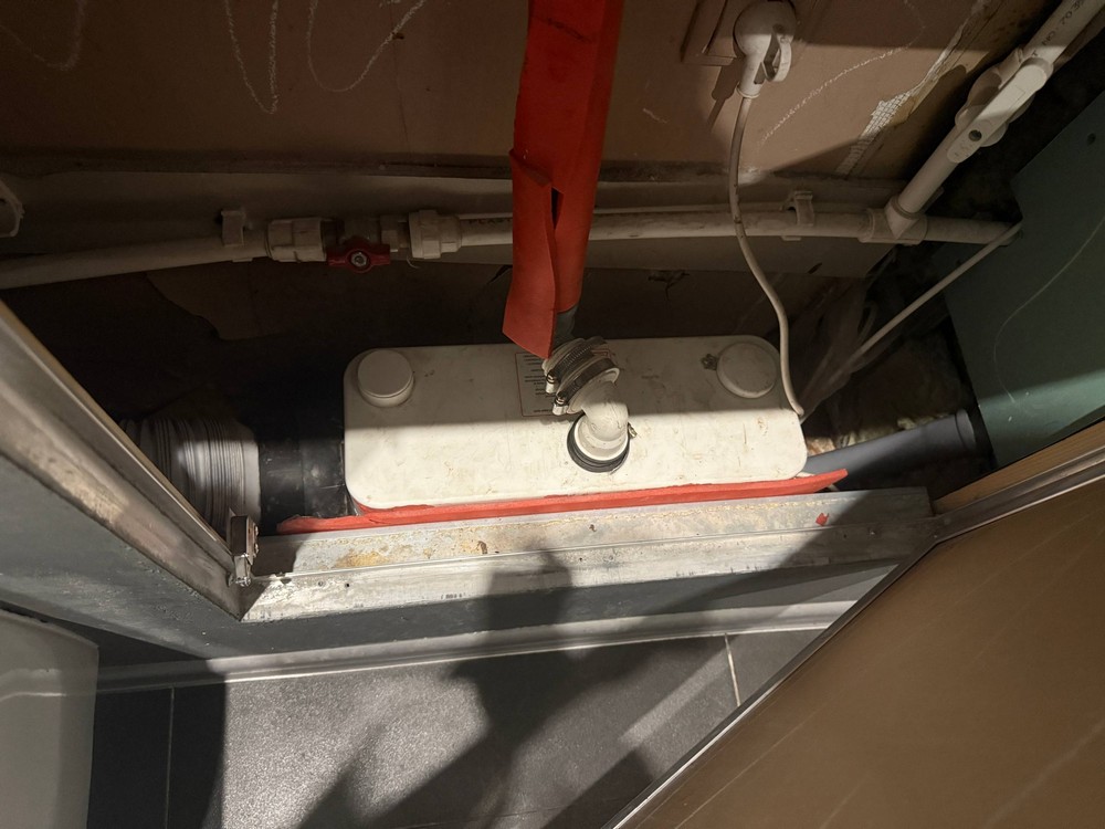 Санузел с подвесным унитазом и скрытым насосом Sanipack