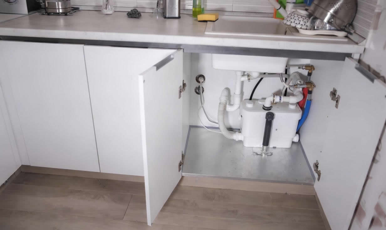 Новая кухня, установленная в нише с помощью насоса Sanivite