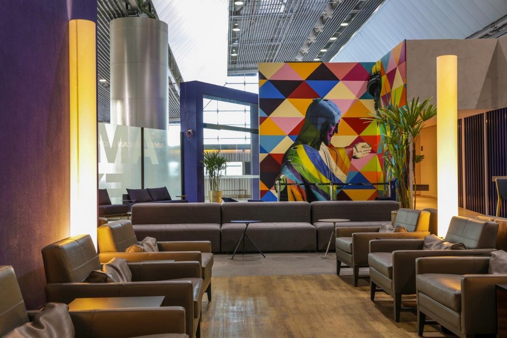 Санузел бизнес-зала с насосами Sanibest Pro за стеной