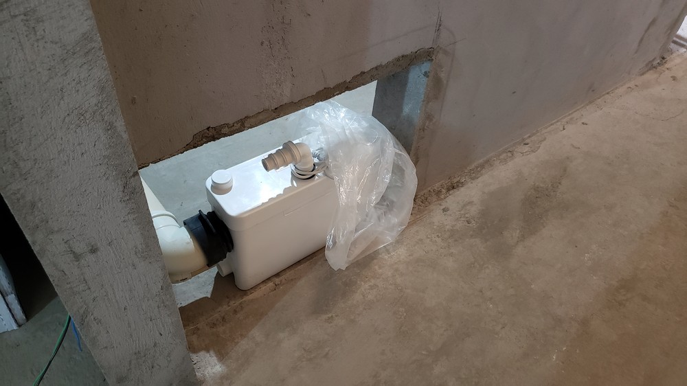 Санузел с обычным унитазом, подключённым к Sanipack