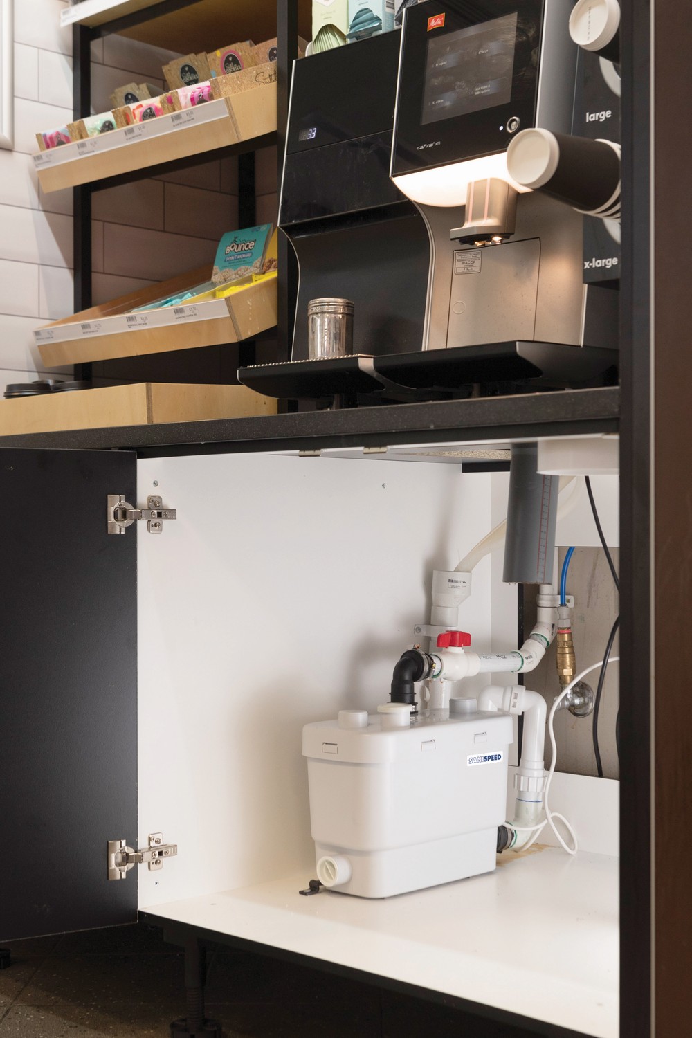 Автономная кофеточка внутри поликлиники с насосом Sanispeed