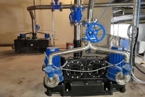 Установленные насосы Sanicubic 2 GR в техническом помещении завода