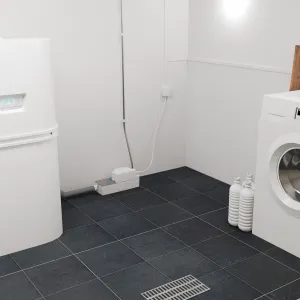 Атмосферное изображение Sanicondens Best Flat, насос конденсата, на полу рядом с котлом в прачечной.